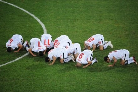 Piłkarze Egiptu modlą się, żeby odzyskać zrabowane pieniądze /AFP