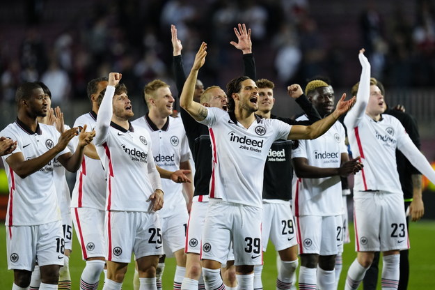 Piłkarze Eintrachtu świętują wyeliminowanie Barcelony /ENRIC FONTCUBERTA /PAP/EPA