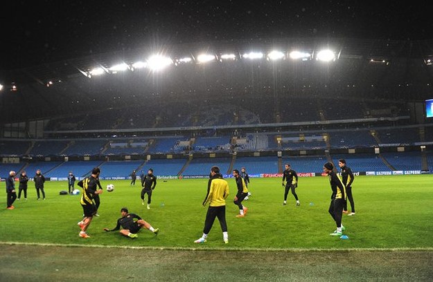 Piłkarze FC Barcelony na treningu przed wieczornym meczem /PETER POWELL   /PAP/EPA