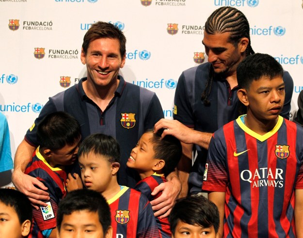 Piłkarze FC Barceolny z podopiecznymi UNICEF /RUNGROJ YONGRIT /PAP/EPA