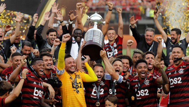 Piłkarze Flamengo z pucharem za zwycięstwo w Copa Libertadores /Antonio Lacerda /PAP/EPA