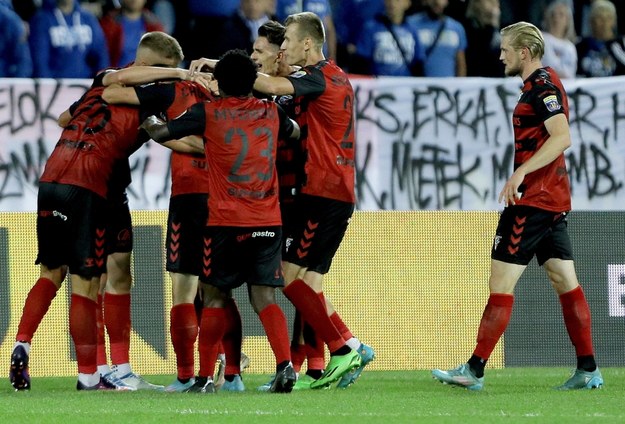 Piłkarze Górnika Zabrze cieszą się z gola podczas meczu 1. rundy Pucharu Polski z Ruchem Chorzów /Tomasz Wiktor /PAP