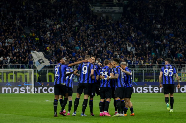 Piłkarze Interu cieszą się po golu Barelli /ROBERTO BREGANI /PAP/EPA