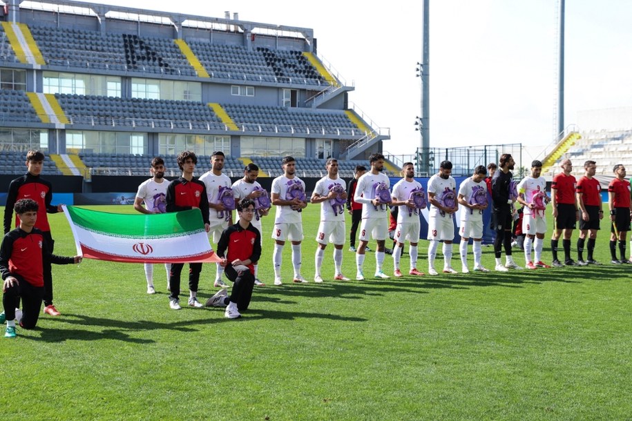 Piłkarze Iranu do hymnu przed meczem stanęli, trzymając szkolne plecaki. /PAP/EPA/CENK OZEL /PAP/EPA