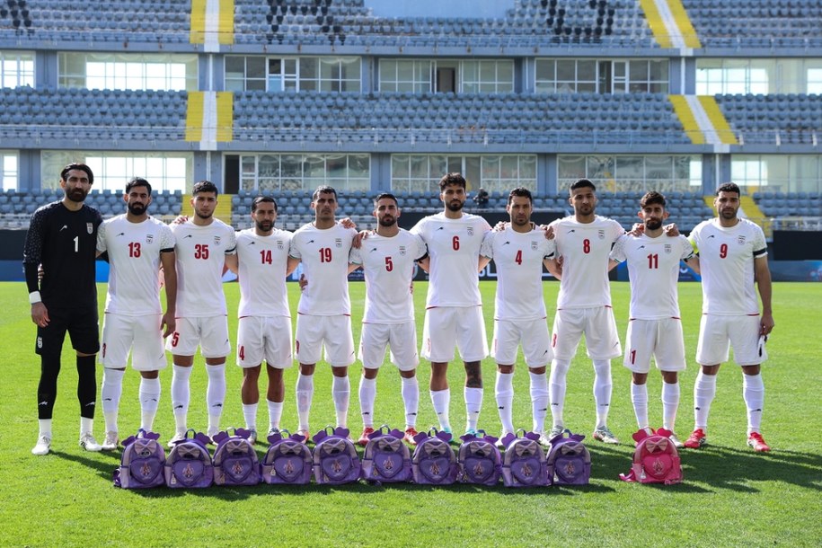 Piłkarze Iranu stanęli z tornistrami, by upamiętnić uczennice, które zginęły w czasie ataku na szkołę. /PAP/EPA/CENK OZEL /PAP/EPA