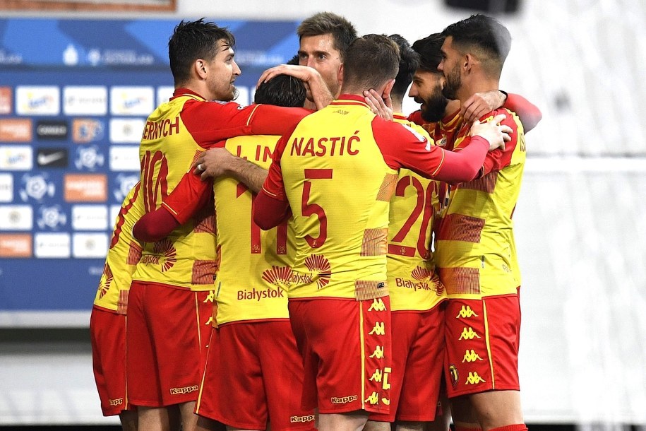 Piłkarze Jagiellonii Białystok cieszą się z gola podczas meczu Ekstraklasy z KGHM Zagłębiem Lubin /Fot. Sebastian Borowski /PAP