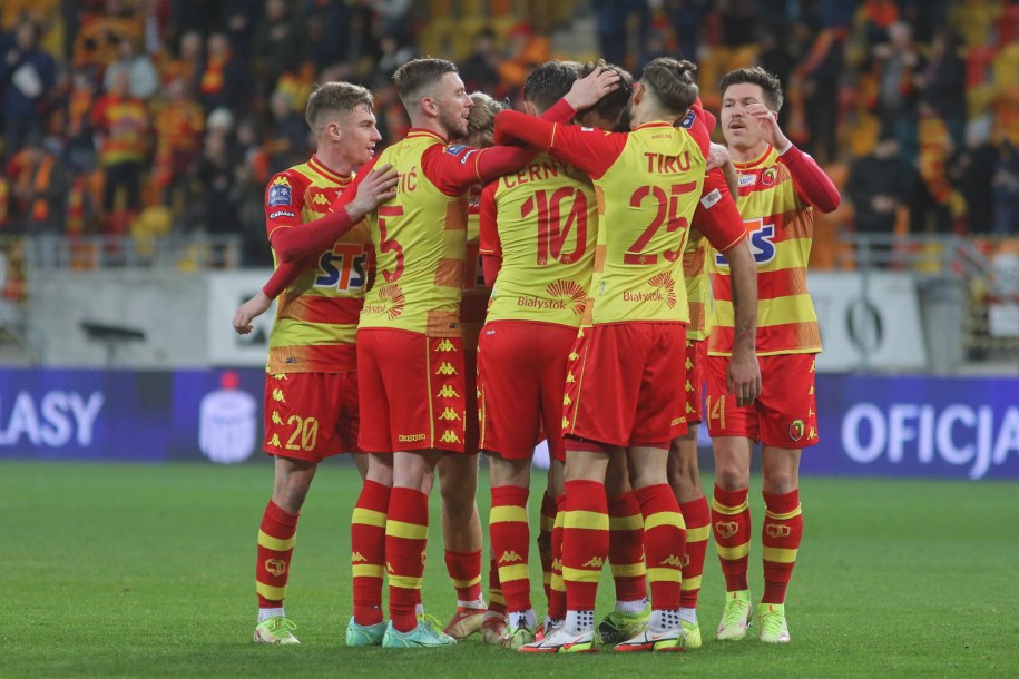 Piłkarze Jagiellonii Białystok świętują wygraną / 	Artur Reszko    /PAP