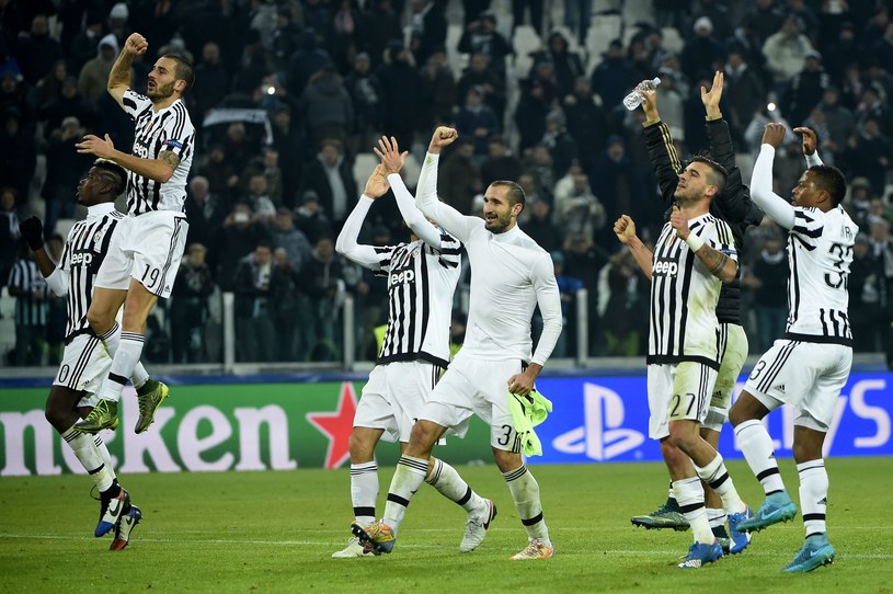 Piłkarze Juventusu fetują zwycięstwo w Lidze Mistrzów nad Man City /AFP