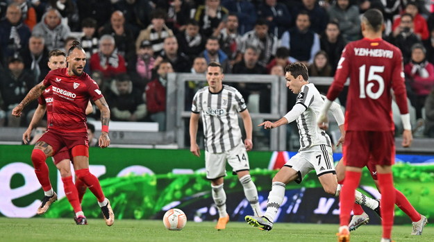 Piłkarze Juventusu i Sevilli w trakcie meczu Ligi Europy /ALESSANDRO DI MARCO  /PAP