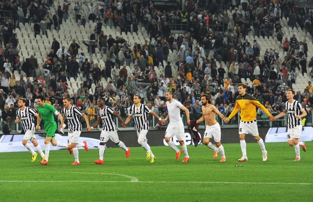 Piłkarze Juventusu po ligowym zwycięstwie z AS Livorno /ANDREA DI MARCO /PAP/EPA