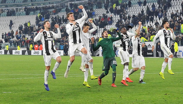 Piłkarze Juventusu po zwycięstwie /ALESSANDRO DI MARCO  /PAP/EPA