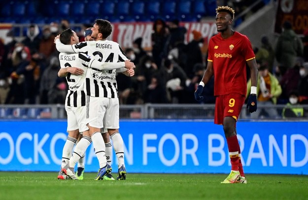 Piłkarze Juventusu Turyn cieszący się z wygranej /POOL RICCARDO ANTIMIANI /PAP/EPA