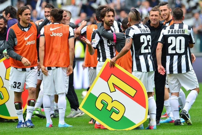 Piłkarze Juventusu Turyn świętują zdobycie mistrzostwa Włoch /AFP