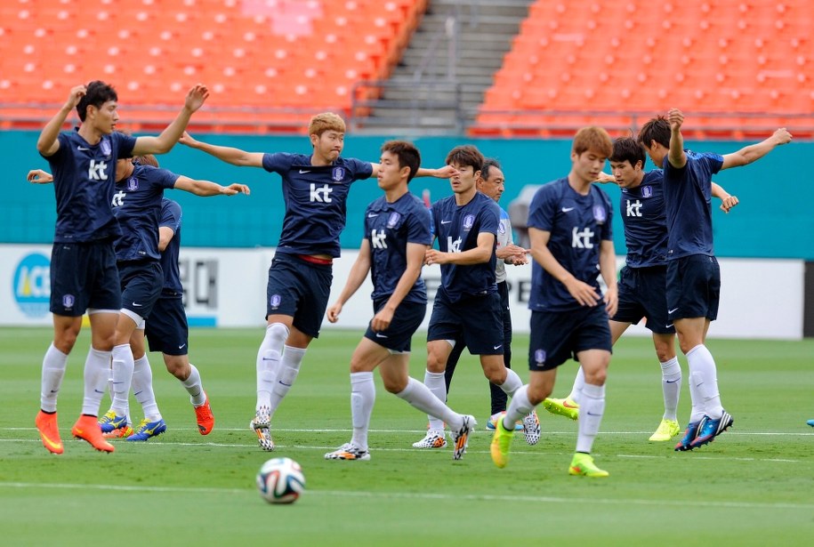 Pilkarze Korei Południowej podczas treningu przed meczem towarzyskim z Ghaną /RHONA WISE /PAP/EPA