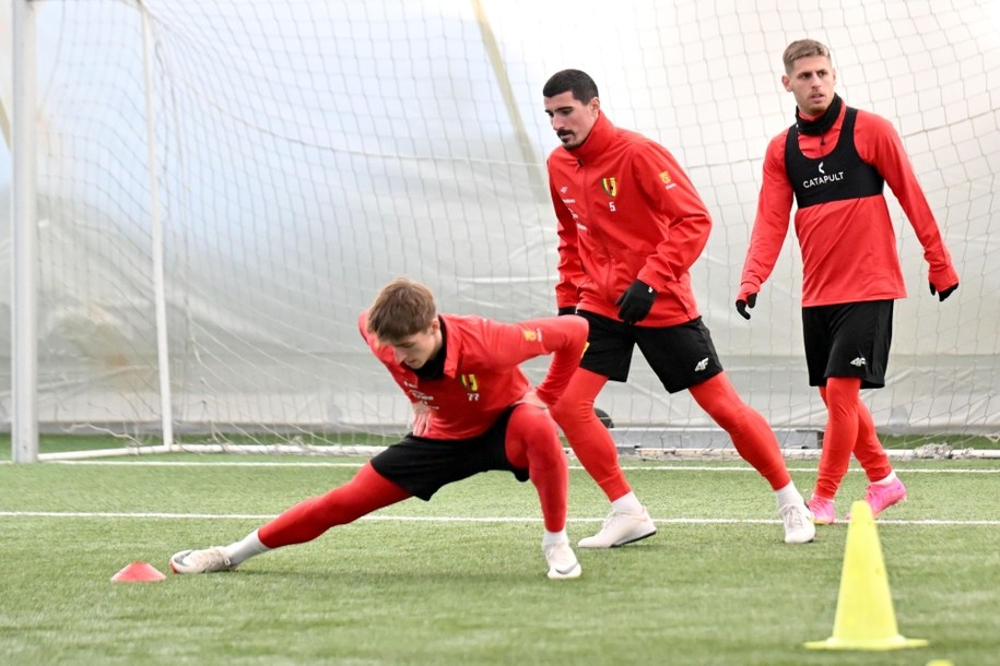 Piłkarze Korony Kielce Adam Chojecki (L) i Marius Briceag (2L) podczas treningu /Piotr Polak /PAP