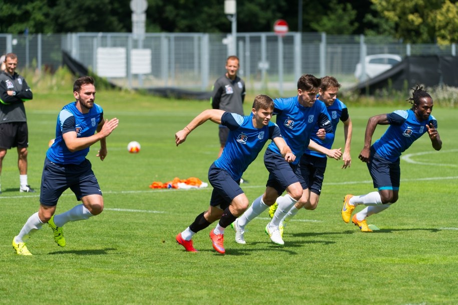 Piłkarze Lecha: Maciej Wilusz, Karol Linetty, David Holman, Kasper Hamalainen i Kebba Ceesay podczas treningu przed meczem 3. rundy eliminacji Ligi Mistrzów z FC Basel /Jakub Kaczmarczyk /PAP