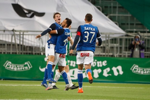 Piłkarze Lecha Poznań cieszą się z gola w środowym meczu eliminacji Ligi Europy z Hammarby IF /STEFAN JERREVANG /PAP/EPA