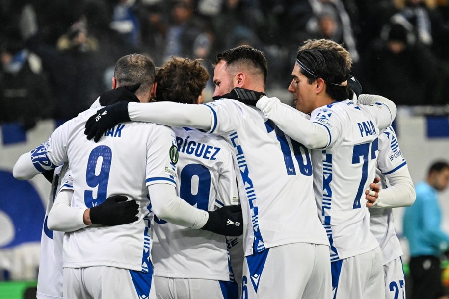 Piłkarze Lecha Poznań cieszą się ze zdobytego gola w meczu z fińskim KuPS Kuopio /EPA/KIMMO BRANDT /PAP