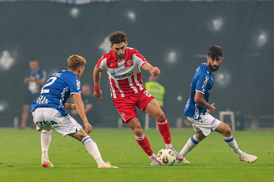 Piłkarze Lecha Poznań Joel Pereira (L) i Ali Gholizadeh (P) oraz Nayair Tiknizyan (C) z Crvenej Zvezdy Belgrad podczas pierwszego meczu 3. rundy eliminacyjnej Ligi Mistrzów /Paweł Jaskółka /PAP