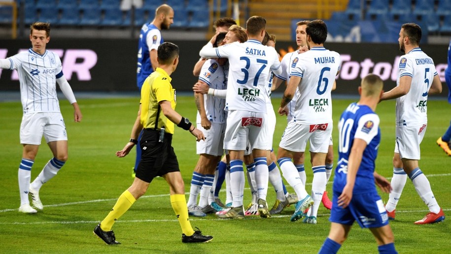 Piłkarze Lecha Poznań w czasie meczu ze Stalą Mielec /Dariusz Delmanowicz    /PAP