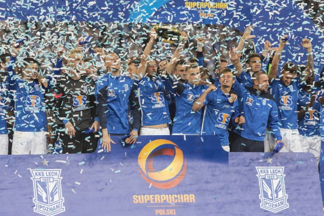 Piłkarze Lecha Poznań z Superpucharem Polski /PAP/Bartosz Jankowski  /PAP