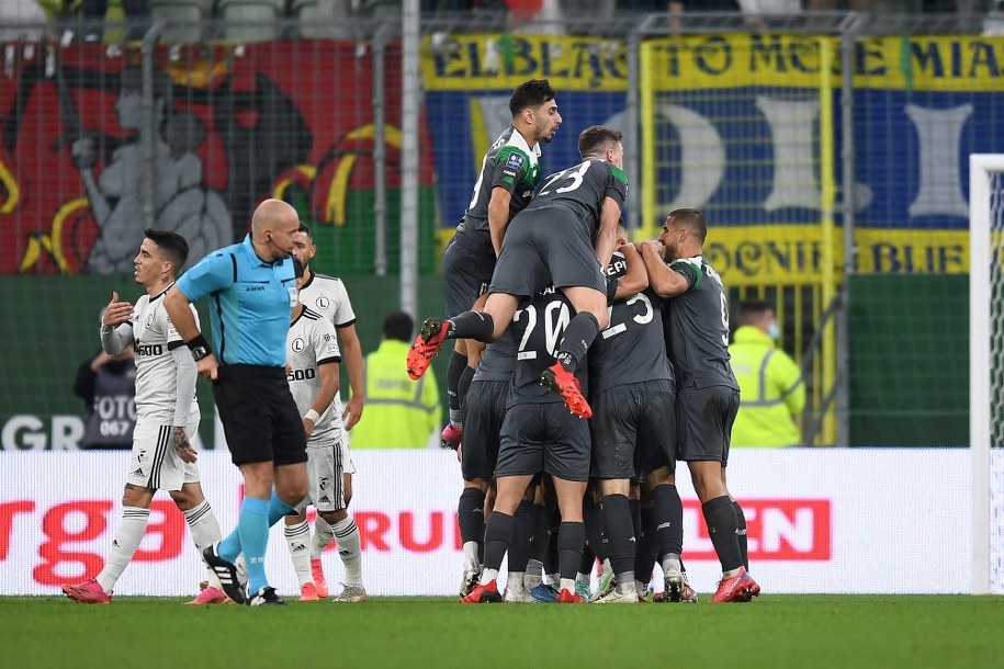 Piłkarze Lechii Gdańsk cieszą się z gola podczas meczu Ekstraklasy z Legią Warszawa /Marcin Gadomski /PAP