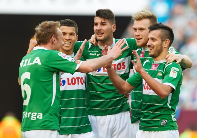 Piłkarze Lechii Gdańsk (od lewej): Sebastian Mila, Bruno Nazario, Antonio Colak, Kavin Freisenbichler i Maciej Makuszewski cieszą się z wygranej /PAP/Adam Warżawa    /PAP