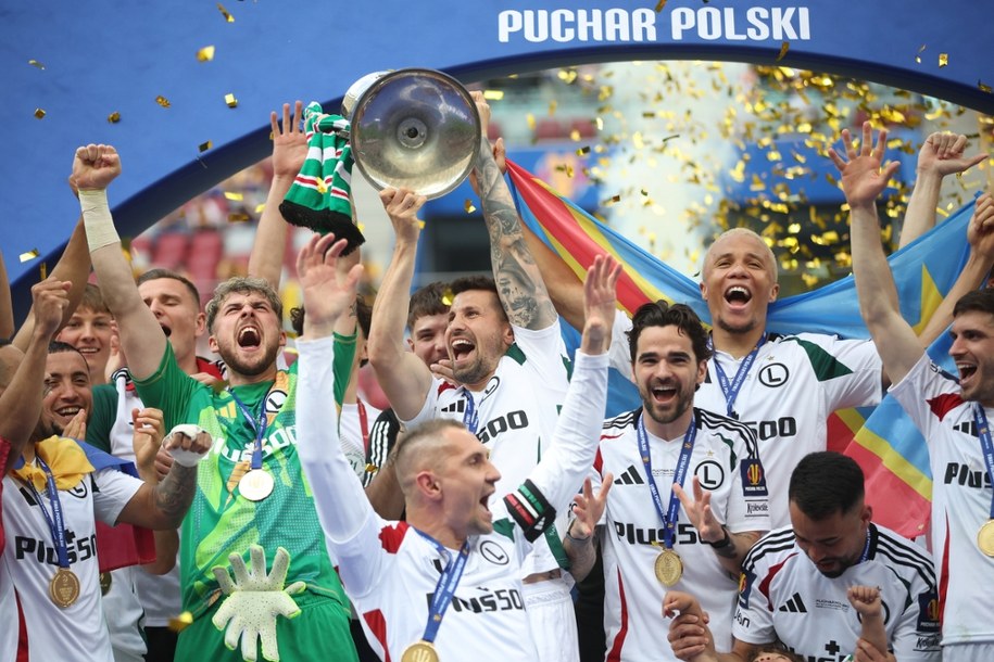 Piłkarze Legii cieszą się ze zwycięstwa w finale Pucharu Polski /Leszek Szymański /PAP