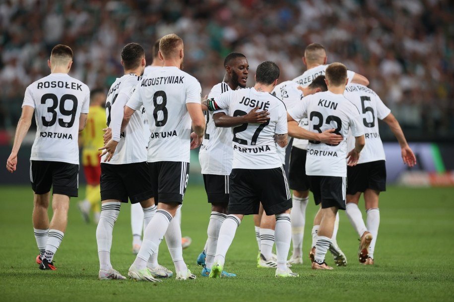 Piłkarze Legii cieszący się z bramki strzelonej na 1:0 podczas meczu 5. kolejki PKO BP Ekstraklasy /Leszek Szymański /PAP