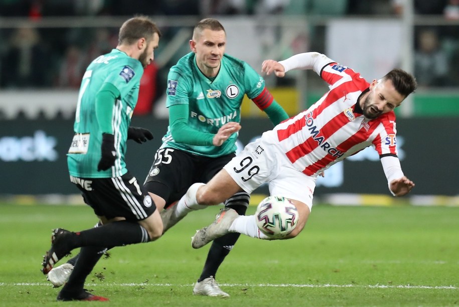 Piłkarze Legii Domagoj Antolic i Artur Jędrzejczyk oraz Tomas Vestenicky z Cracovii w meczu 24. kolejki Ekstraklasy / 	Leszek Szymański    /PAP