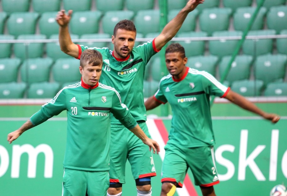 Piłkarze Legii: Jakub Kosecki, Orlando Sa i Dossa Junior podczas treningu w Warszawie /Leszek Szymański /PAP