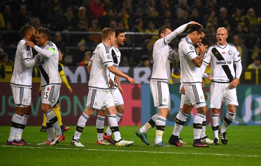 Piłkarze Legii Warszawa cieszą się z gola Aleksandara Prijovicia (2P) podczas meczu grupy F Ligi Mistrzów z Borussią Dortmund /Bartłomiej Zborowski /PAP