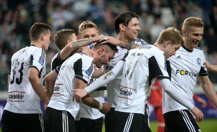 Piłkarze Legii Warszawa cieszą się z gola Marka Saganowskiego /Bartłomiej Zborowski /PAP