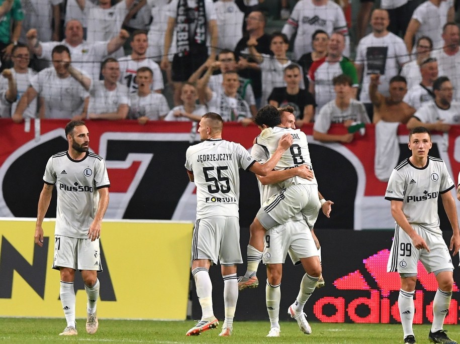 Piłkarze Legii Warszawa cieszy się z gola Tomasa Pekharta /Piotr Nowak /PAP