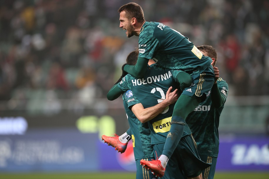 Piłkarze Legii Warszawa Mateusz Hołownia i Tomas Pekhart cieszą się z gola podczas meczu Ekstraklasy z KGHM Zagłębiem Lubin / 	Leszek Szymański    /PAP
