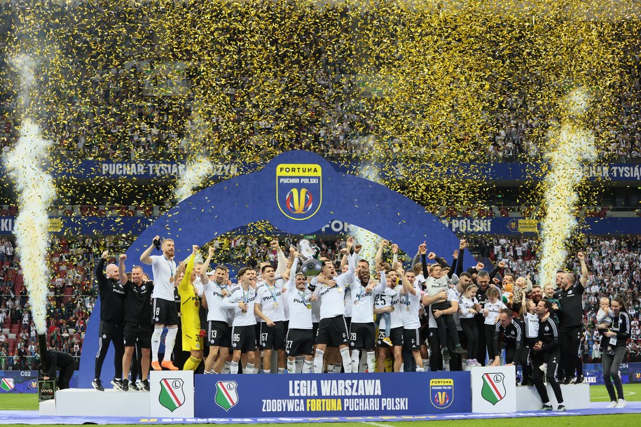 Piłkarze Legii Warszawa z Pucharem Polski / 	Leszek Szymański    /PAP