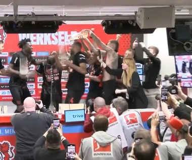 Piłkarze Leverkusen oblewają Xabiego Alonso piwem podczas konferencji