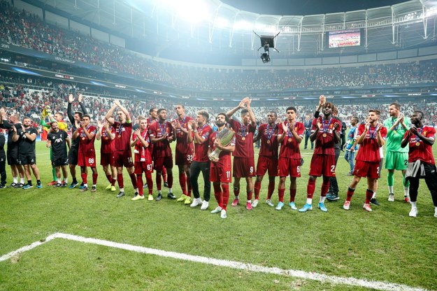 Piłkarze Liverpoolu po wygranym meczu /	TOLGA BOZOGLU /PAP/EPA