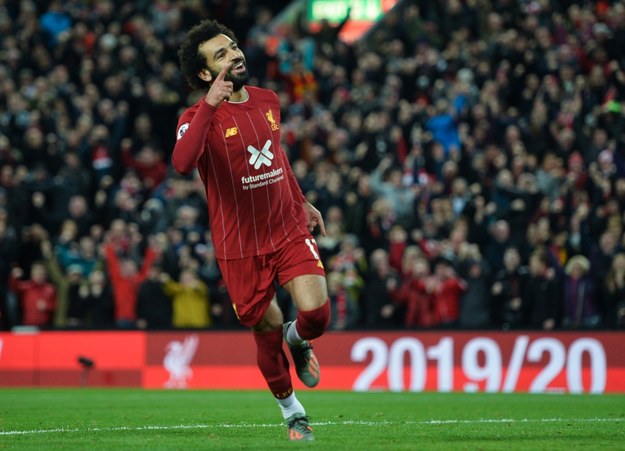 Piłkarze Liverpoolu pokonali na własnym stadionie Tottenham Hotspur 2:1 i umocnili się na prowadzeniu w tabeli angielskiej ekstraklasy. /PETER POWELL   /PAP/EPA