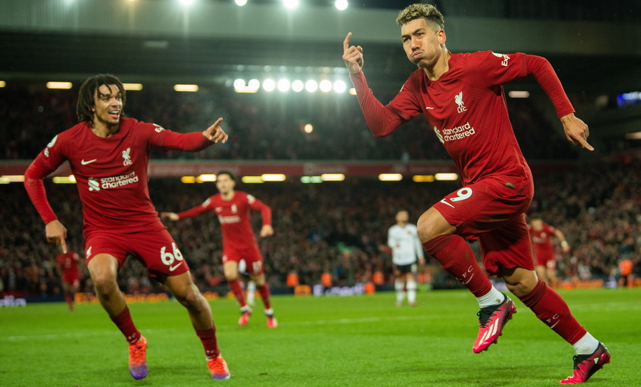 Piłkarze Liverpoolu Trent Alexander-Arnold (L) i Roberto Firmino (P) /PETER POWELL   /PAP/EPA