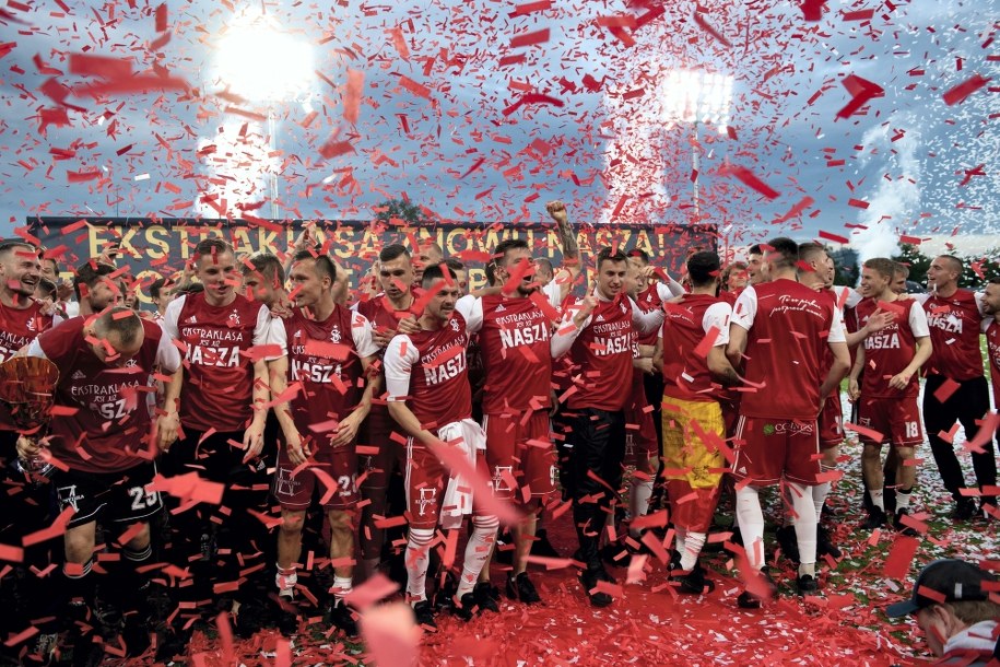 Piłkarze ŁKS-u Łódź tuż po awansie drużyny do Ekstraklasy /	Grzegorz Michałowski   /PAP