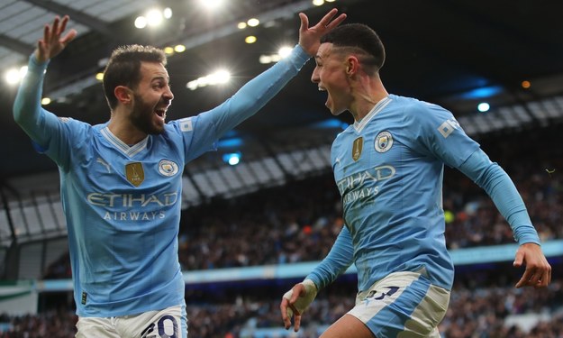 Piłkarze Manchesteru City Bernardo Silva (L) i Phil Foden (P) podczas meczu z Manchesterem United /ASH ALLEN /PAP/EPA