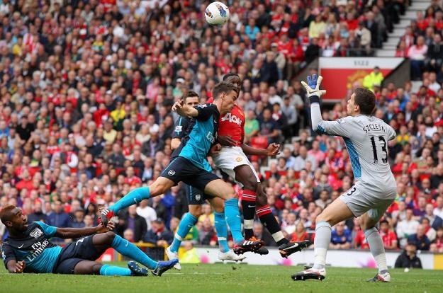 Piłkarze Manchesteru United aż ośmiokrotnie pokonali Wojciecha Szczęsnego (z prawej) /Getty Images/Flash Press Media