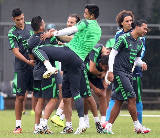 Piłkarze Meksyku w czasie treningu /Paolo Aguilar    /PAP/EPA