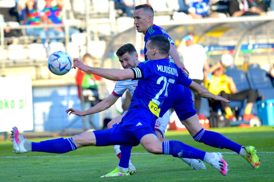 Piłkarze Miedzi Legnica (na niebiesko) są coraz bliżej spadku z Ekstraklasy /Sebastian Borowski /PAP