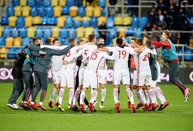 Piłkarze młodzieżowej reprezentacji Polski cieszą się ze zwycięstwa nad Duńczykami w meczu eliminacji mistrzostw Europy U-21 /Adam Warżawa /PAP