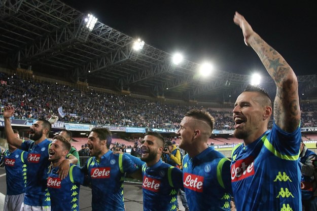 Piłkarze Napoli cieszyli się z gola w ostatniej minucie /CESARE ABBATE /PAP/EPA