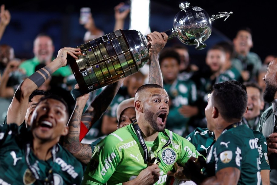 Piłkarze Palmeiras z pucharem /JUAN IGNACIO RONCORONI /PAP/EPA