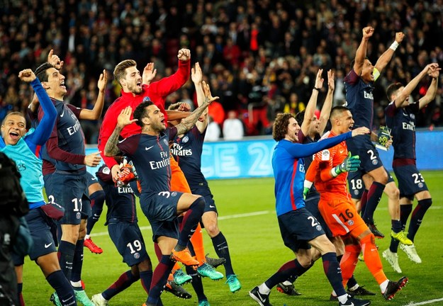 Piłkarze Paris Saint-Germain fetują zdobycie mistrzowskiego tytułu /YOAN VALAT  /PAP/EPA