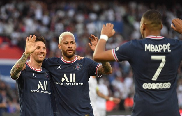 Piłkarze Paris Saint-Germain (od lewej): Lionel Messi, Neymar i Kylian Mbappe /Liewig Christian/ABACA /PAP/Abaca